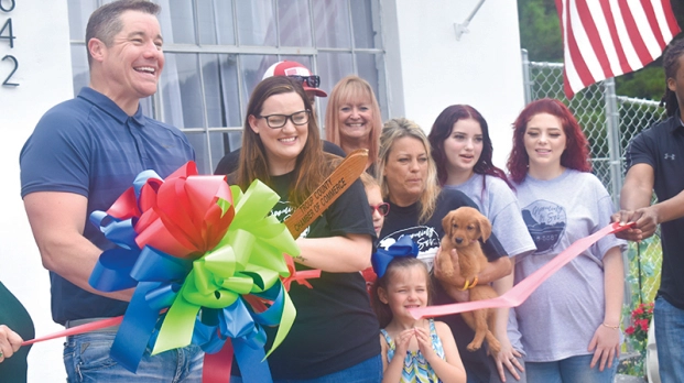 New dog grooming held ribbon-cutting ceremony
